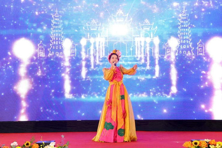 XÃ THƯ LÂM TỔ CHỨC LỄ CÔNG BỐ QUYẾT ĐỊNH GHI DANH HỘI KÉN RỂ ĐƯỜNG YÊN VÀO DANH MỤC DI SẢN VĂN HÓA PHI VẬT THỂ QUỐC GIA VÀ KHAI MẠC HỘI KÉN RỂ XUÂN BÍNH NGỌ 2026
- Ảnh 1.