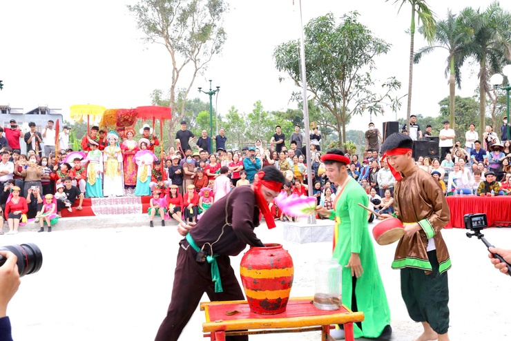 XÃ THƯ LÂM TỔ CHỨC LỄ CÔNG BỐ QUYẾT ĐỊNH GHI DANH HỘI KÉN RỂ ĐƯỜNG YÊN VÀO DANH MỤC DI SẢN VĂN HÓA PHI VẬT THỂ QUỐC GIA VÀ KHAI MẠC HỘI KÉN RỂ XUÂN BÍNH NGỌ 2026
- Ảnh 18.