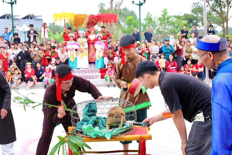 XÃ THƯ LÂM TỔ CHỨC LỄ CÔNG BỐ QUYẾT ĐỊNH GHI DANH HỘI KÉN RỂ ĐƯỜNG YÊN VÀO DANH MỤC DI SẢN VĂN HÓA PHI VẬT THỂ QUỐC GIA VÀ KHAI MẠC HỘI KÉN RỂ XUÂN BÍNH NGỌ 2026
- Ảnh 19.