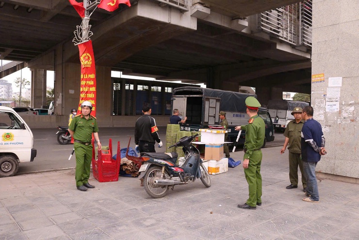 Phường Tây Tựu tiếp tục ra quân xử lý vi phạm văn minh đô thị trên địa bàn- Ảnh 1.