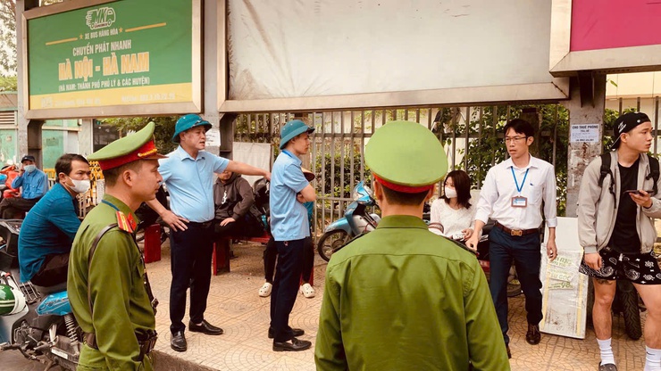 Phường Tây Tựu tiếp tục ra quân xử lý vi phạm văn minh đô thị trên địa bàn- Ảnh 3.