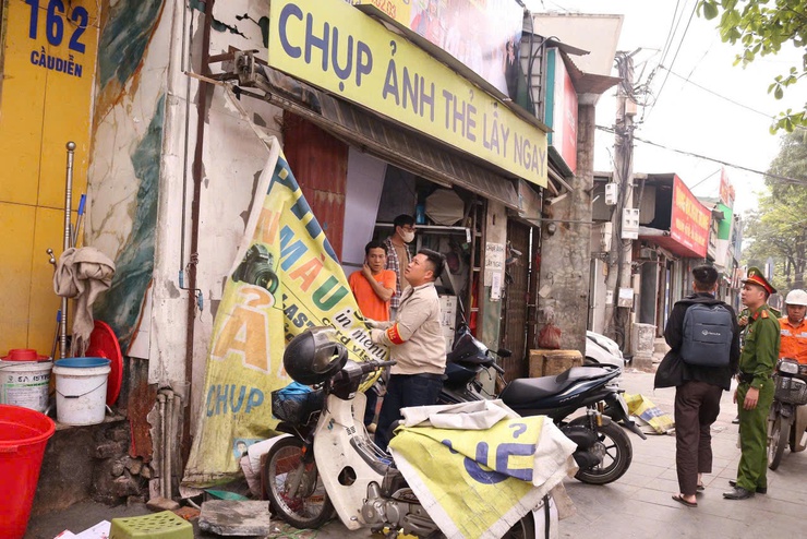 Phường Tây Tựu tiếp tục ra quân xử lý vi phạm văn minh đô thị trên địa bàn- Ảnh 2.