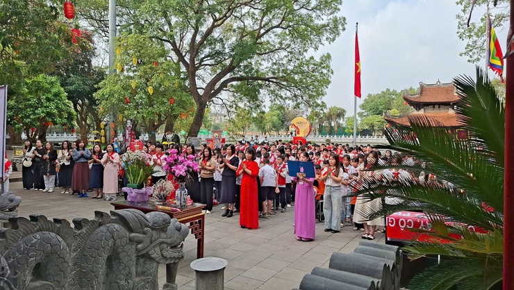 Dấu ấn thiêng liêng trong Lễ kết nạp đội viên mới tại Đền Đô- Ảnh 2.