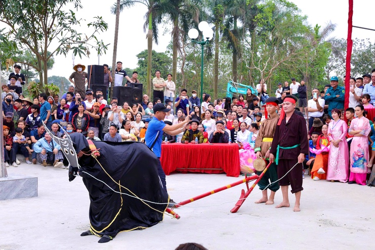 XÃ THƯ LÂM TỔ CHỨC LỄ CÔNG BỐ QUYẾT ĐỊNH GHI DANH HỘI KÉN RỂ ĐƯỜNG YÊN VÀO DANH MỤC DI SẢN VĂN HÓA PHI VẬT THỂ QUỐC GIA VÀ KHAI MẠC HỘI KÉN RỂ XUÂN BÍNH NGỌ 2026
- Ảnh 20.