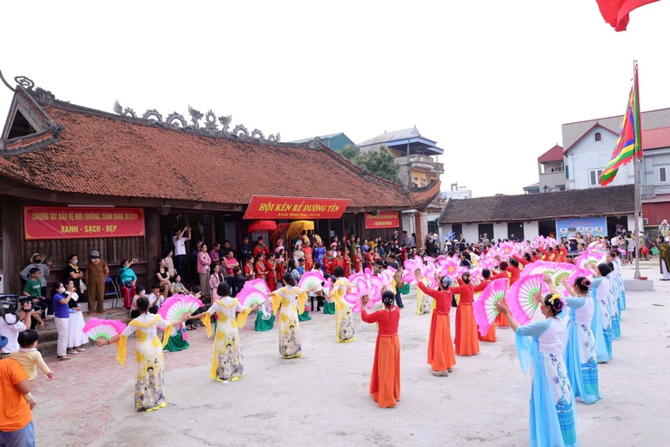 XÃ THƯ LÂM TỔ CHỨC LỄ CÔNG BỐ QUYẾT ĐỊNH GHI DANH HỘI KÉN RỂ ĐƯỜNG YÊN VÀO DANH MỤC DI SẢN VĂN HÓA PHI VẬT THỂ QUỐC GIA VÀ KHAI MẠC HỘI KÉN RỂ XUÂN BÍNH NGỌ 2026
- Ảnh 23.