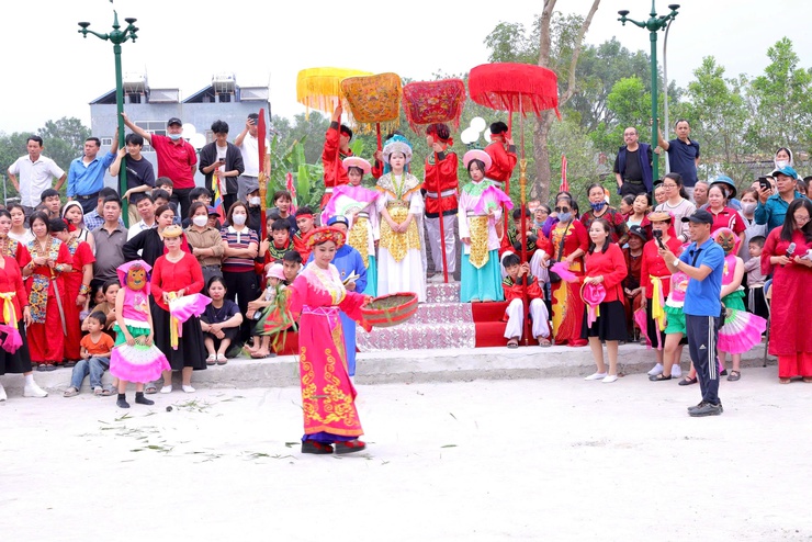 XÃ THƯ LÂM TỔ CHỨC LỄ CÔNG BỐ QUYẾT ĐỊNH GHI DANH HỘI KÉN RỂ ĐƯỜNG YÊN VÀO DANH MỤC DI SẢN VĂN HÓA PHI VẬT THỂ QUỐC GIA VÀ KHAI MẠC HỘI KÉN RỂ XUÂN BÍNH NGỌ 2026
- Ảnh 27.