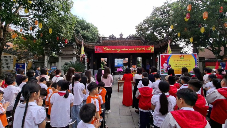 Dấu ấn thiêng liêng trong Lễ kết nạp đội viên mới tại Đền Đô- Ảnh 3.