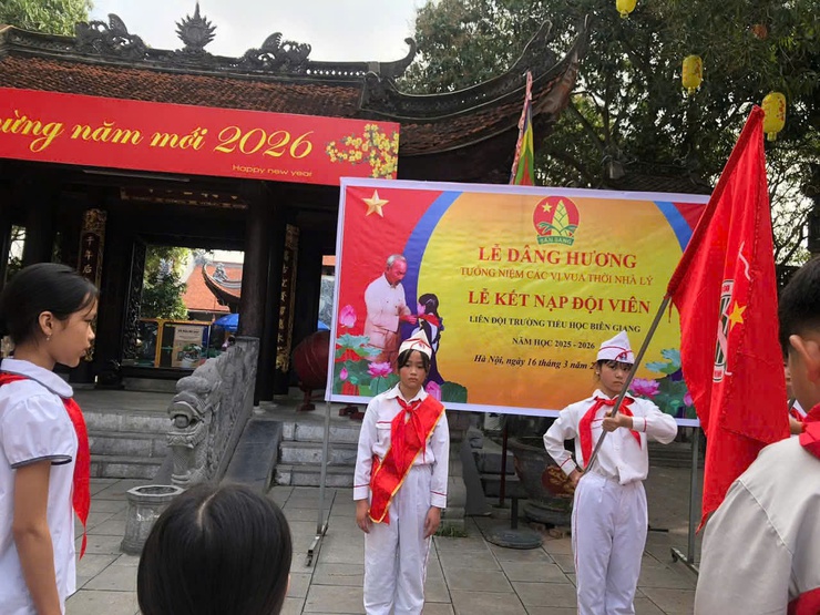 Dấu ấn thiêng liêng trong Lễ kết nạp đội viên mới tại Đền Đô- Ảnh 4.