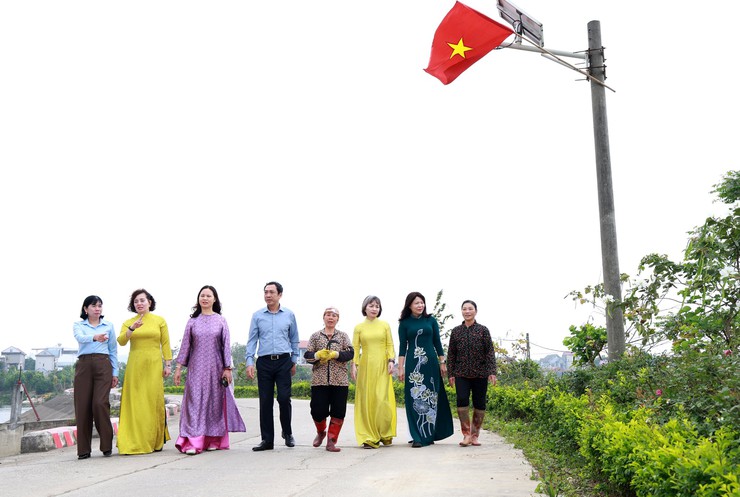 TRUNG GIÃ: GẮN BIỂN CÔNG TRÌNH DÂN VẬN KHÉO “TUYẾN ĐƯỜNG HOA SÁNG – XANH – SẠCH – ĐẸP”- Ảnh 1.