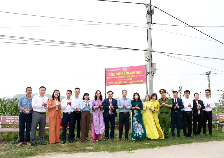 TRUNG GIÃ: GẮN BIỂN CÔNG TRÌNH DÂN VẬN KHÉO “TUYẾN ĐƯỜNG HOA SÁNG – XANH – SẠCH – ĐẸP”- Ảnh 2.