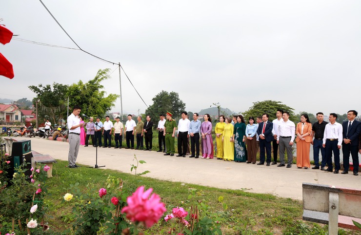 TRUNG GIÃ: GẮN BIỂN CÔNG TRÌNH DÂN VẬN KHÉO “TUYẾN ĐƯỜNG HOA SÁNG – XANH – SẠCH – ĐẸP”- Ảnh 3.