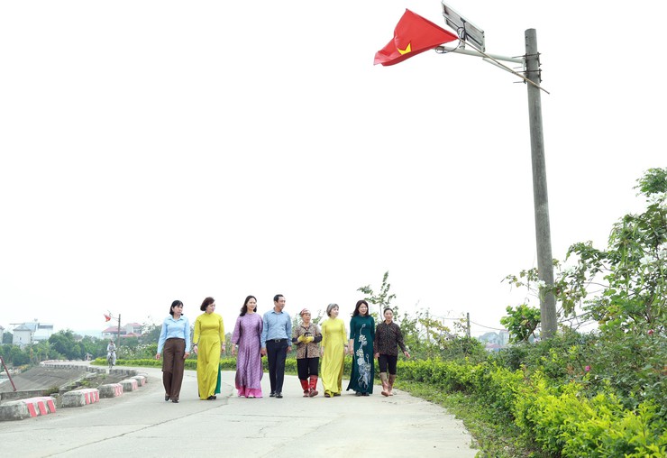 TRUNG GIÃ: GẮN BIỂN CÔNG TRÌNH DÂN VẬN KHÉO “TUYẾN ĐƯỜNG HOA SÁNG – XANH – SẠCH – ĐẸP”- Ảnh 4.