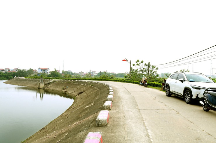 TRUNG GIÃ: GẮN BIỂN CÔNG TRÌNH DÂN VẬN KHÉO “TUYẾN ĐƯỜNG HOA SÁNG – XANH – SẠCH – ĐẸP”- Ảnh 5.