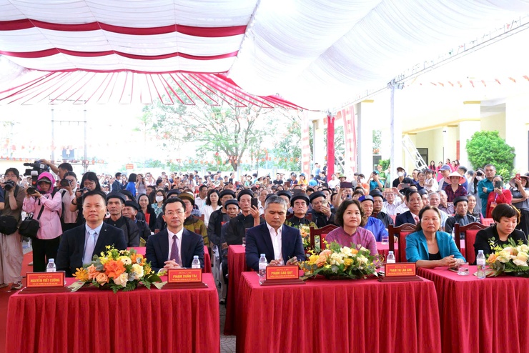 XÃ THƯ LÂM TỔ CHỨC LỄ CÔNG BỐ QUYẾT ĐỊNH GHI DANH HỘI KÉN RỂ ĐƯỜNG YÊN VÀO DANH MỤC DI SẢN VĂN HÓA PHI VẬT THỂ QUỐC GIA VÀ KHAI MẠC HỘI KÉN RỂ XUÂN BÍNH NGỌ 2026
- Ảnh 8.