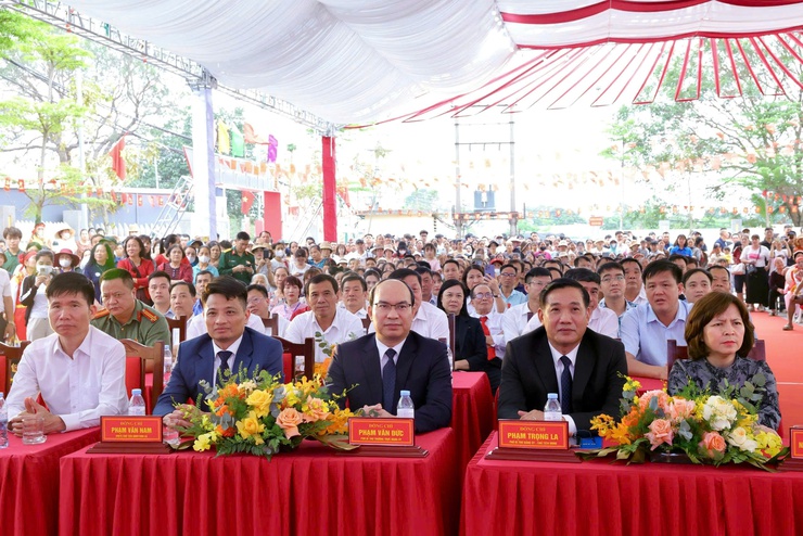 XÃ THƯ LÂM TỔ CHỨC LỄ CÔNG BỐ QUYẾT ĐỊNH GHI DANH HỘI KÉN RỂ ĐƯỜNG YÊN VÀO DANH MỤC DI SẢN VĂN HÓA PHI VẬT THỂ QUỐC GIA VÀ KHAI MẠC HỘI KÉN RỂ XUÂN BÍNH NGỌ 2026
- Ảnh 9.