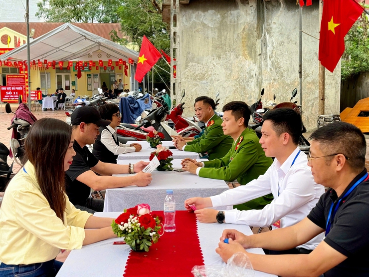 Nam Phù công bố kết quả bầu cử: 24 đại biểu HĐND xã khóa II hội tụ “Ý Đảng - lòng Dân”- Ảnh 10.