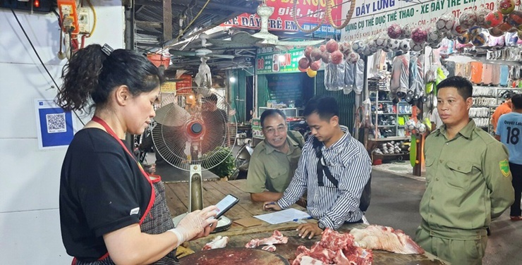 Xuân Mai triển khai chuyển đổi số chợ truyền thống, xây dựng tuyến phố không dùng tiền mặt- Ảnh 1.
