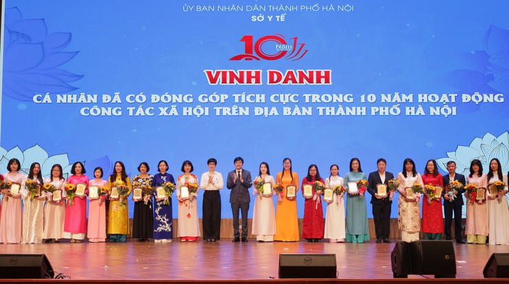 Công tác xã hội đã trở thành "cầu nối nhân văn" giữa người bệnh, người yếu thế với hệ thống dịch vụ y tế và an sinh xã hội- Ảnh 4.