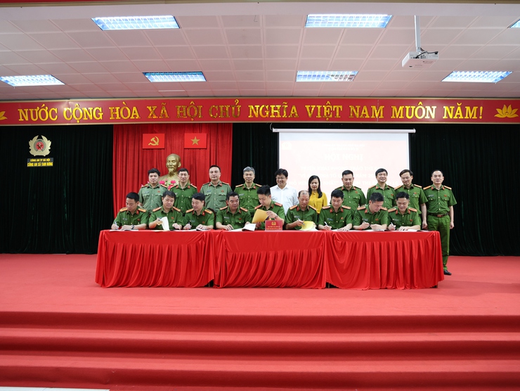 Cụm thi đua số 16 - Công an Thành phố Hà Nội: Quán triệt khẩu hiệu hành động mới, quyết liệt triển khai phong trào "Ba nhất" năm 2026- Ảnh 6.