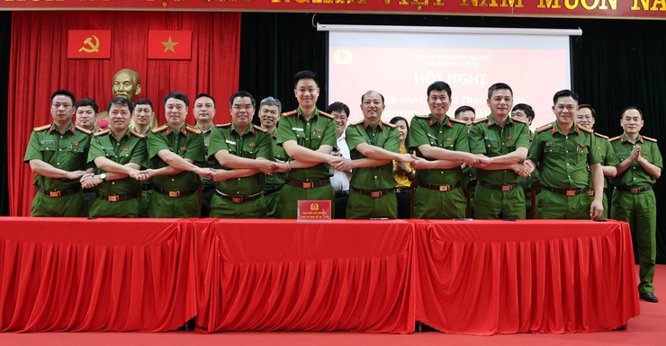 Cụm thi đua số 16 - Công an Thành phố Hà Nội: Quán triệt khẩu hiệu hành động mới, quyết liệt triển khai phong trào "Ba nhất" năm 2026- Ảnh 8.