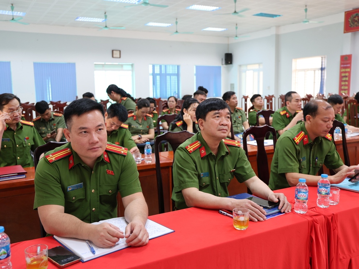 Cụm thi đua số 16 - Công an Thành phố Hà Nội: Quán triệt khẩu hiệu hành động mới, quyết liệt triển khai phong trào "Ba nhất" năm 2026- Ảnh 7.