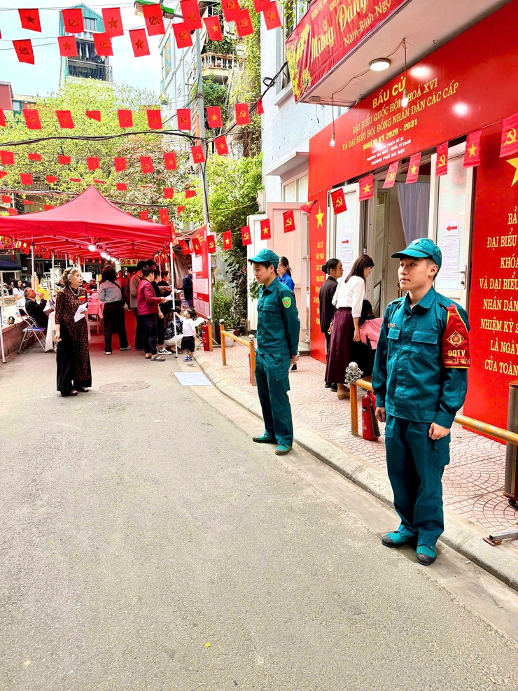 LỰC LƯỢNG DÂN QUÂN TỰ VỆ PHƯỜNG VĂN MIẾU – QUỐC TỬ GIÁM TÍCH CỰC THAM GIA BẢO ĐẢM AN NINH, TRẬT TỰ TẠI CÁC KHU VỰC BỎ PHIẾU- Ảnh 8.