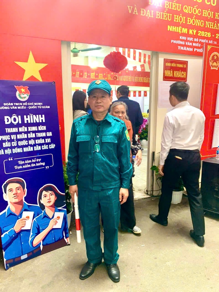 LỰC LƯỢNG DÂN QUÂN TỰ VỆ PHƯỜNG VĂN MIẾU – QUỐC TỬ GIÁM TÍCH CỰC THAM GIA BẢO ĐẢM AN NINH, TRẬT TỰ TẠI CÁC KHU VỰC BỎ PHIẾU- Ảnh 4.