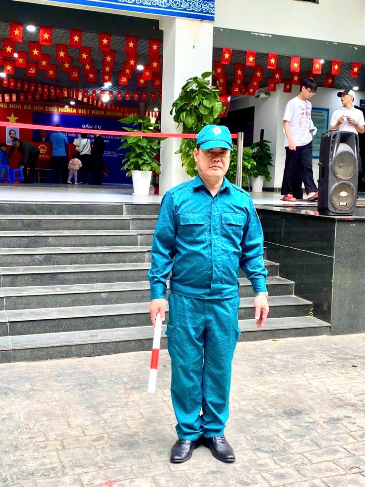 LỰC LƯỢNG DÂN QUÂN TỰ VỆ PHƯỜNG VĂN MIẾU – QUỐC TỬ GIÁM TÍCH CỰC THAM GIA BẢO ĐẢM AN NINH, TRẬT TỰ TẠI CÁC KHU VỰC BỎ PHIẾU- Ảnh 2.