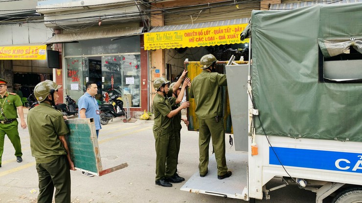 Hát Môn tiếp tục ra quân bảo đảm trật tự, kỷ cương, văn minh công cộng, trật tự đô thị, trật tự công cộng và vệ sinh môi trường trên địa bàn- Ảnh 1.