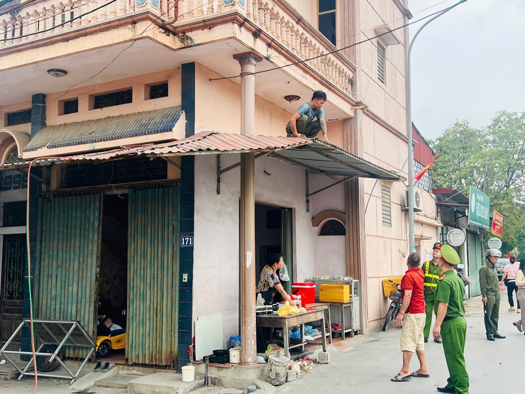 Hát Môn tiếp tục ra quân bảo đảm trật tự, kỷ cương, văn minh công cộng, trật tự đô thị, trật tự công cộng và vệ sinh môi trường trên địa bàn- Ảnh 2.