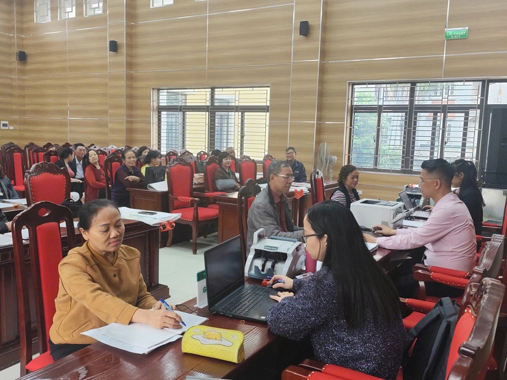 Ngân hàng Chính sách xã hội Tây Hồ triển khai giao dịch không dùng tiền mặt tại các điểm giao dịch lưu động- Ảnh 1.