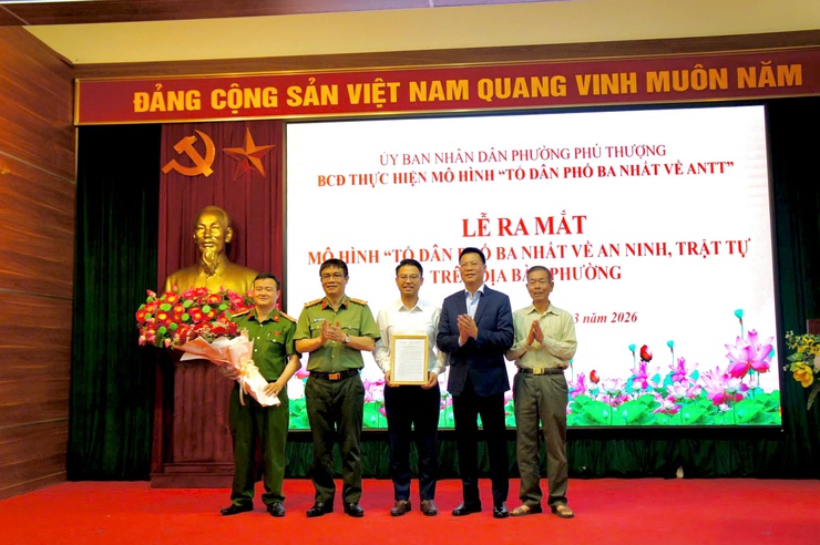 Phường Phú Thượng tổ chức lễ ra mắt mô hình “Tổ dân phố Ba nhất về an ninh, trật tự”- Ảnh 3.