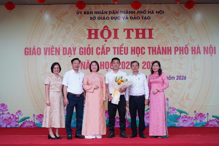 Cụm chuyên môn số 20 khai mạc Hội thi giáo viên dạy giỏi cấp tiểu học thành phố Hà Nội năm học 2025–2026 tại trường Tiểu học Ngọc Hòa- Ảnh 3.