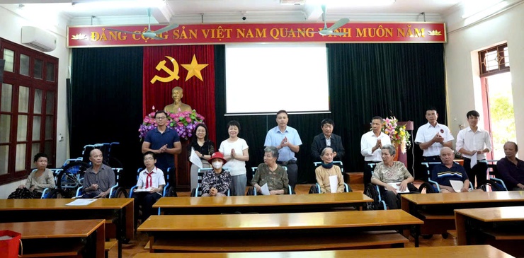 PHƯỜNG SƠN TÂY TỔ CHỨC TẬP HUẤN VÀ TRAO XE LĂN CHO NGƯỜI KHUYẾT TẬT- Ảnh 3.