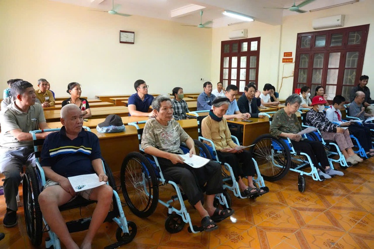 PHƯỜNG SƠN TÂY TỔ CHỨC TẬP HUẤN VÀ TRAO XE LĂN CHO NGƯỜI KHUYẾT TẬT- Ảnh 2.