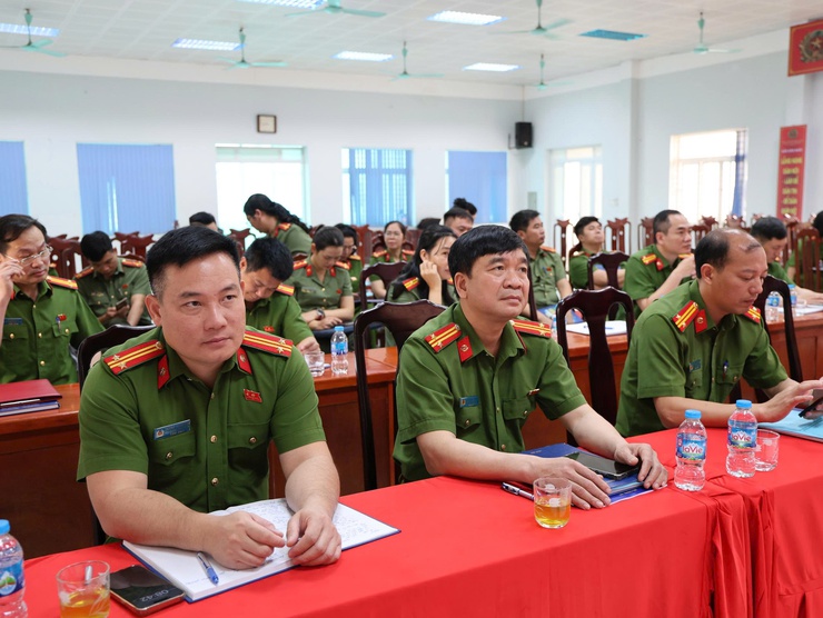 Cụm thi đua số 16 - Công an Thành phố Hà Nội: Quán triệt khẩu hiệu hành động mới, quyết liệt triển khai phong trào "Ba nhất" năm 2026- Ảnh 5.