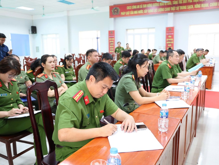 Cụm thi đua số 16 - Công an Thành phố Hà Nội: Quán triệt khẩu hiệu hành động mới, quyết liệt triển khai phong trào "Ba nhất" năm 2026- Ảnh 6.