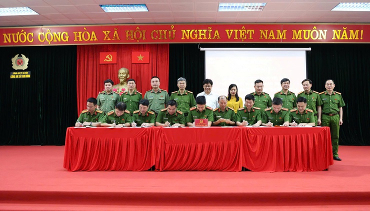 Cụm thi đua số 16 - Công an Thành phố Hà Nội ký kết giao ước thi đua- Ảnh 1.