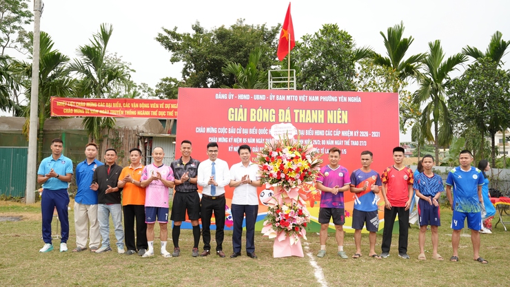 Sôi nổi Lễ khai mạc Giải bóng đá thanh niên phường Yên Nghĩa năm 2026- Ảnh 1.