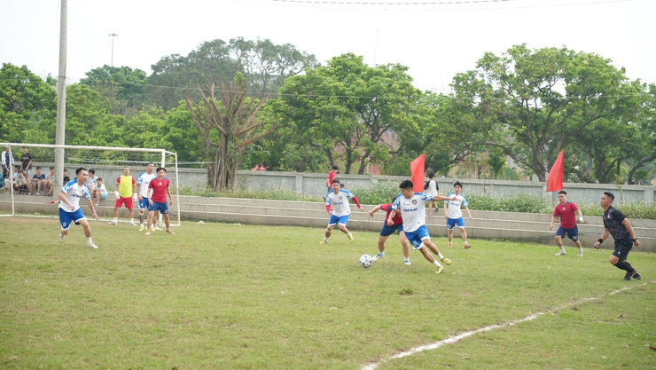 Sôi nổi Lễ khai mạc Giải bóng đá thanh niên phường Yên Nghĩa năm 2026- Ảnh 7.