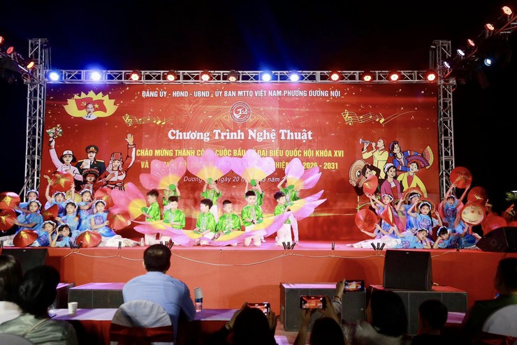 Phường Dương Nội tổ chức Chương trình nghệ thuật đặc sắc chào mừng thành công cuộc bầu cử đại biểu Quốc hội khóa XVI và HĐND các cấp nhiệm kỳ 2026-2031- Ảnh 2.