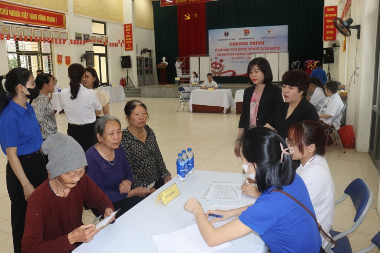 Xã Phúc Lộc tổ chức khám, tư vấn sức khỏe, cấp phát thuốc miễn phí cho người cao tuổi- Ảnh 2.