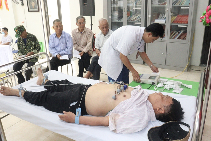 Xã Phúc Lộc tổ chức khám, tư vấn sức khỏe, cấp phát thuốc miễn phí cho người cao tuổi- Ảnh 4.