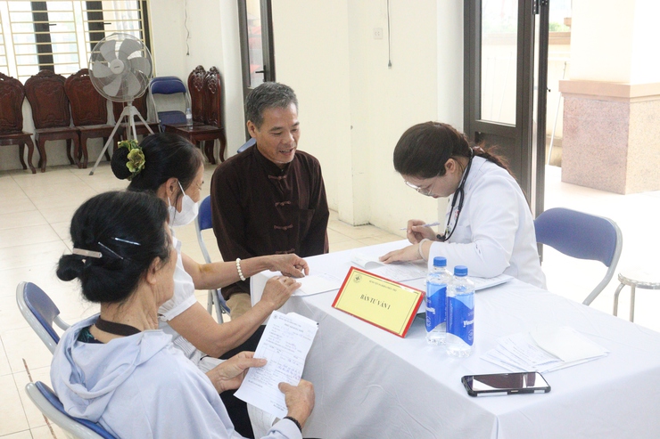 Xã Phúc Lộc tổ chức khám, tư vấn sức khỏe, cấp phát thuốc miễn phí cho người cao tuổi- Ảnh 6.