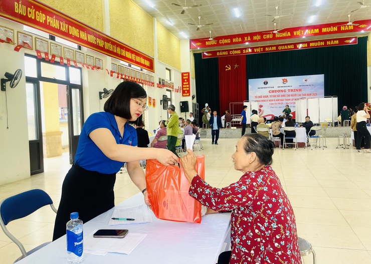 Xã Phúc Lộc tổ chức khám, tư vấn sức khỏe, cấp phát thuốc miễn phí cho người cao tuổi- Ảnh 8.
