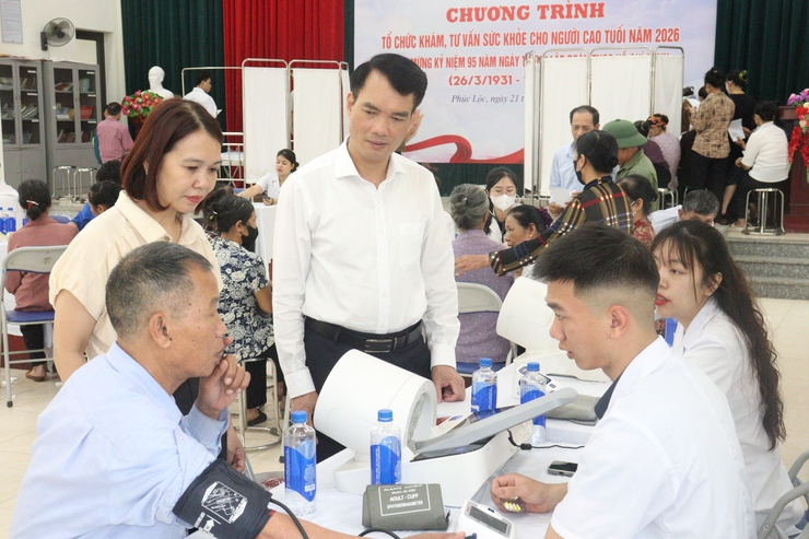 Xã Phúc Lộc tổ chức khám, tư vấn sức khỏe, cấp phát thuốc miễn phí cho người cao tuổi- Ảnh 1.