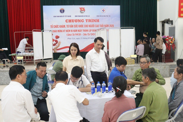 Xã Phúc Lộc tổ chức khám, tư vấn sức khỏe, cấp phát thuốc miễn phí cho người cao tuổi- Ảnh 5.