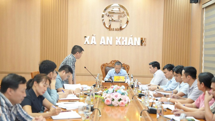 Đồng chí&nbsp;Hồ Trung Nghĩa - Phó Bí thư Đảng uỷ, Chủ tịch UBND xã chủ trì hội nghị nghe báo cáo một số nội&nbsp;dung- Ảnh 1.