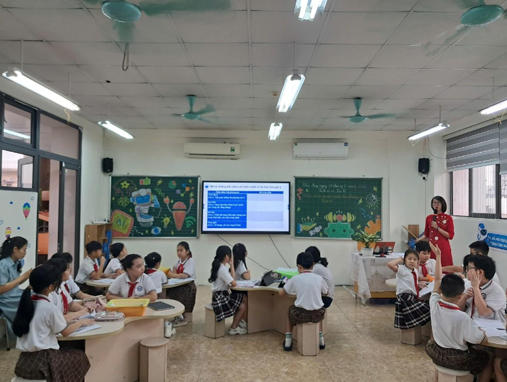 Phường Tây Hồ tập huấn giáo dục trí tuệ nhân tạo (AI): Trang bị “năng lực số” cho đội ngũ giáo viên Tiểu học.- Ảnh 1.