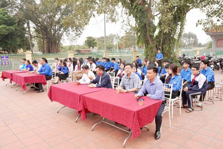 Tuổi trẻ Thiên Lộc dâng hương tri ân, tuyên dương đội viên tiêu biểu năm 2026- Ảnh 1.